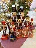 Nutcracker drewniany 38cm kolorowy z prezentem (550342)